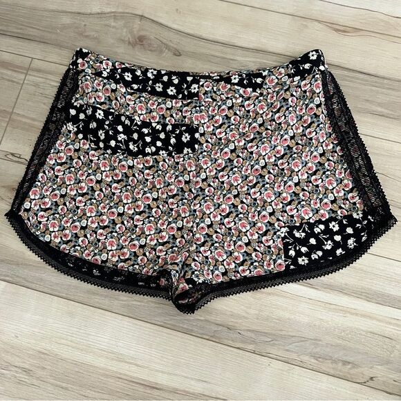 Topshop patchwork Floral & lace short Shorts Size 10 - Picture 2 of 5